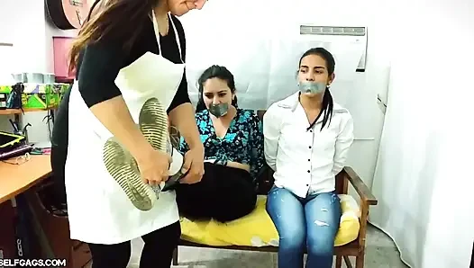 Aksi hot lesbian ibu tiri yang saling muasin memek satu sama lain pakai kaus kaki dan kaki!