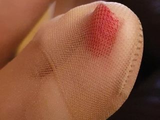 Eu fiquei vermelho ... close-up dos dedos do pé do nylonteazer
