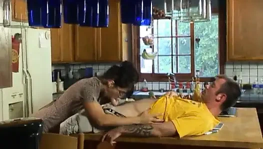 Gözlüklü şehvetli esmer orta yaşlı seksi kadın komşunun mutfağında baştan çıkarıyor