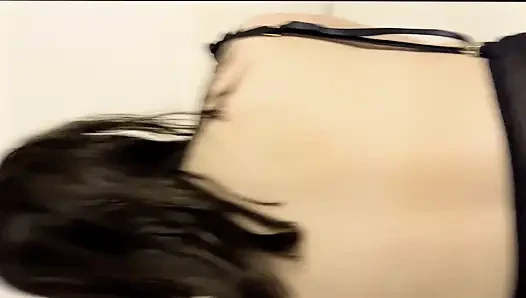 Aktif bir modelin zina yapan ♡ karısı kocasının yokluğundan faydalanıyor ve onu erotik iç çamaşırıyla davet ediyor