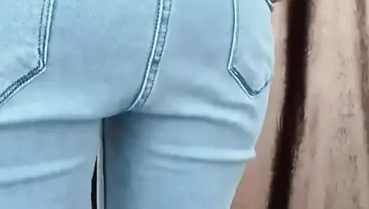 Heißes mädchen zeigt die großen möpse und muschi fingern