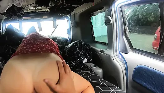 Backpackers berhubungan seks di van. Orang-orang di sekitar