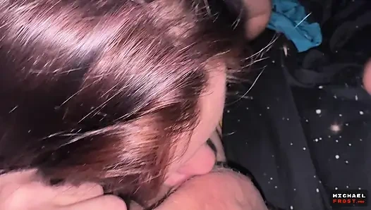 Büyük bir içkiden hoşlanır ve yüzüne kızar.