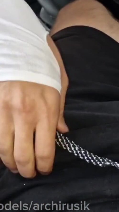 令人难忘的时刻是“一个年轻英俊的荡妇在河岸上的一辆车上承担了一个年长男人的精液。
