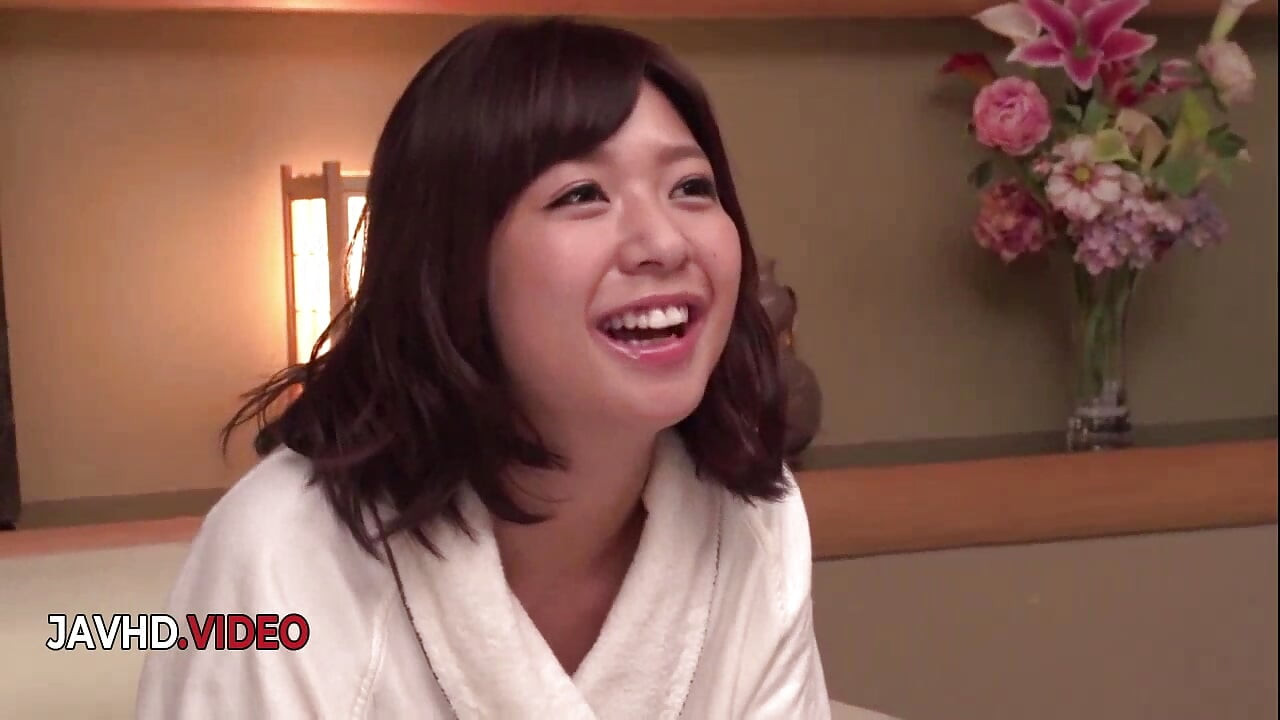 A nagymellű ázsiai szépség, Wakaba Onoue mély beleélvezéssel dobja fel a jelenetet