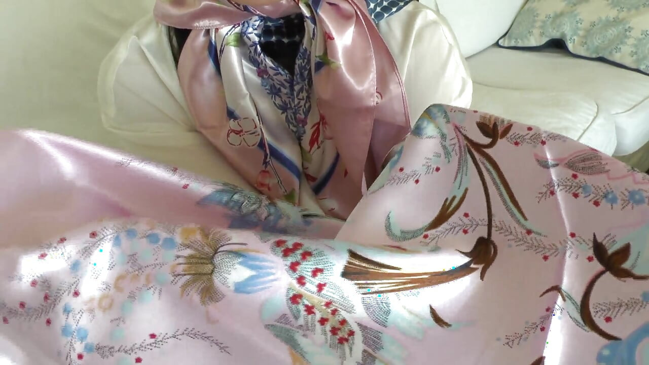 Satin-schal-liebhaber und kommt auf einen glänzenden Satinschal, lady victoria Valente