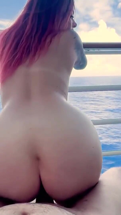 Anne var - sevimli amatör orta yaşlı seksi kadın erkek arkadaşını teknede emiyor | Klip 1