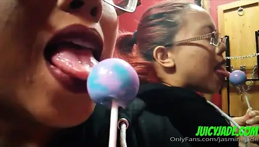 Ağzım ve dilim seni güçsüz mü yapıyor? Lolipop yalıyor ve emiyor bunu sana yaptığımı hayal edebilir misin?