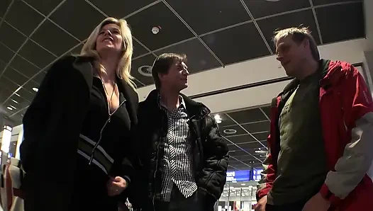 Toket besar alami cewek ini dientot dengan ganas