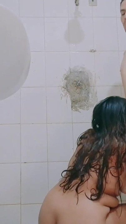 Madrasta tomando banho e eu a faço me dar sua bunda | Clipe 1