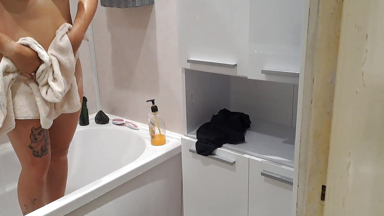 Шукаю мою зведену сестру-тінку і дрочить