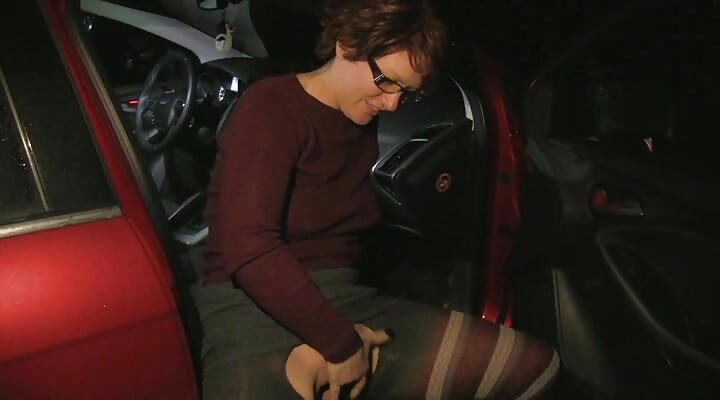 Drolja dozvoljava strancima da je jebu noću na autoputu