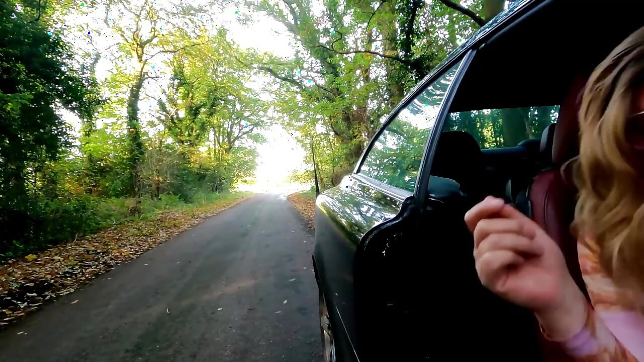 แต่งตัวข้ามเพศ Kellycd2022 เพื่อขับรถลงถนน