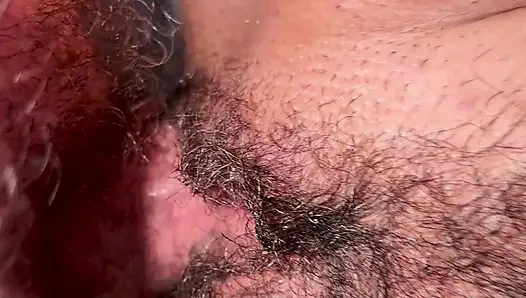 Geiler schwanz reibt und fickt meine große haarige muschi mit pissen und abspritzen