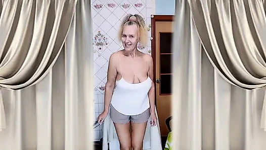 Горячая домохозяйка Лукерия, утренний флирт с чисткой зубов на стиральной машине и тверканием.