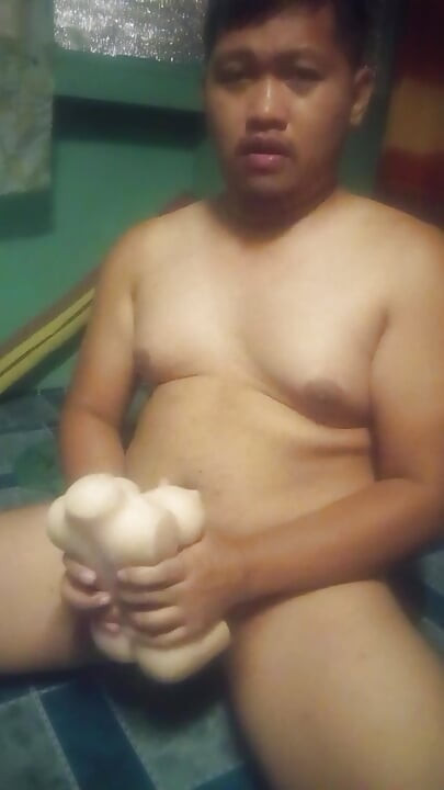 섹스 인형을 쓰다듬는 육덕 곰