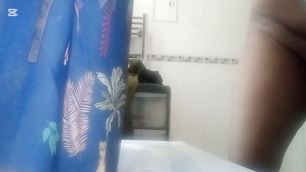 Evde tuvalette yalnız amcık sikişinin tadını çıkarıyor