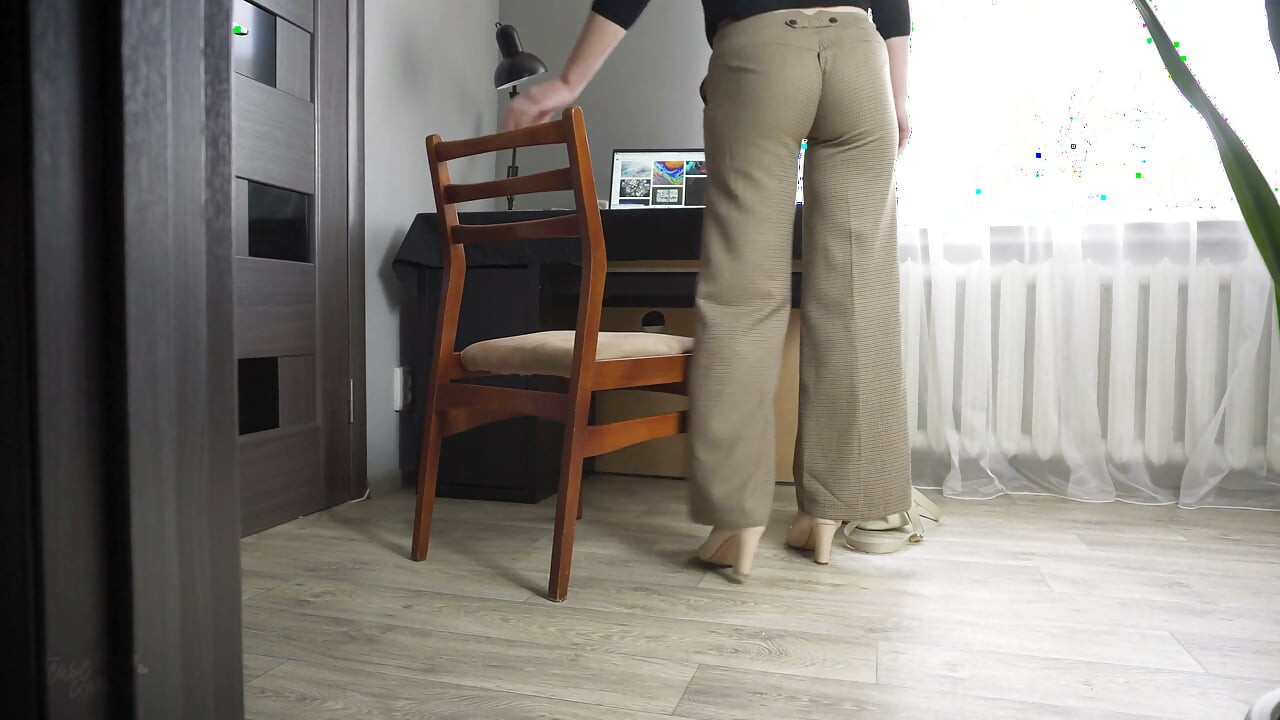 Zegląd na sekretarkę pracuje w Zerżnięta spodnie