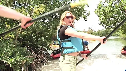 Тяжелая пизда в возбужденной дырке хочет, чтобы ее заполнили