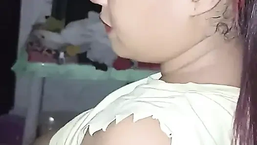 Brunette muda mengatakan bahwa untuk pertama kalinya aku membuatnya merasa seperti seorang wanita karena suaminya tidak mematuhinya di tempat tidur, dia aku