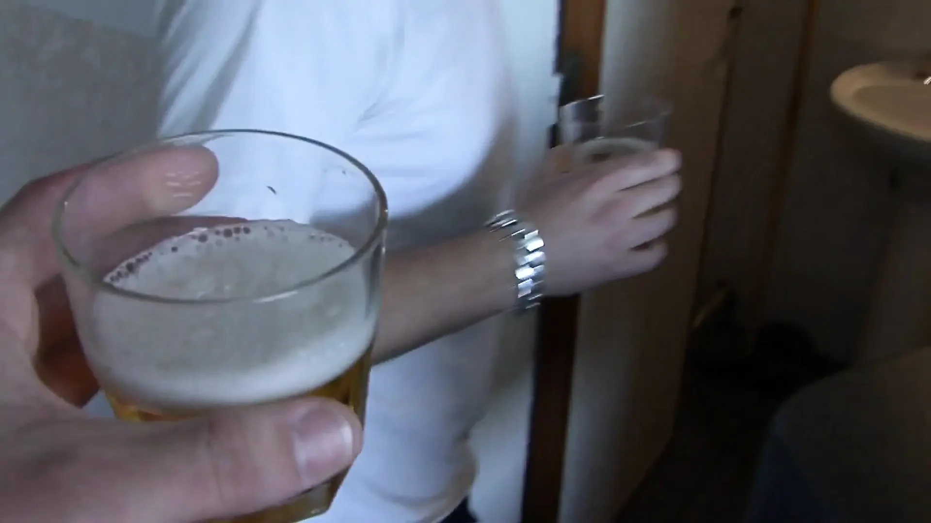 Beyaz çoraplı ateşli sürtük dildolarla sikiliyor