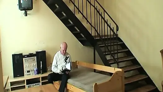 At kuyruklu sevimli genç kız dedesinin arkadaşının yarağını deniyor