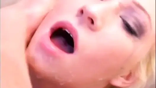 Секс в тройничке для молодой блондинки, трахнутой в задницу и кончаем в рот двумя большими членами