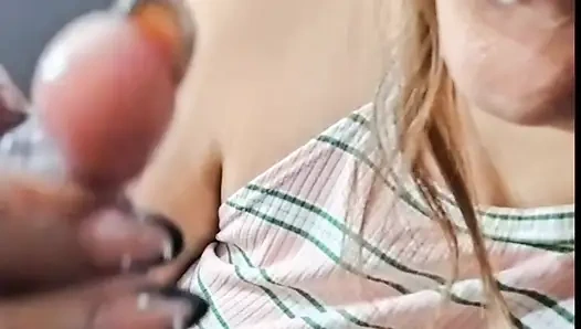 Teman kantorku minta dicrot sama mulut imutnya!