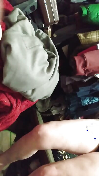 Seksi kız arkadaş aşağı atıyor!