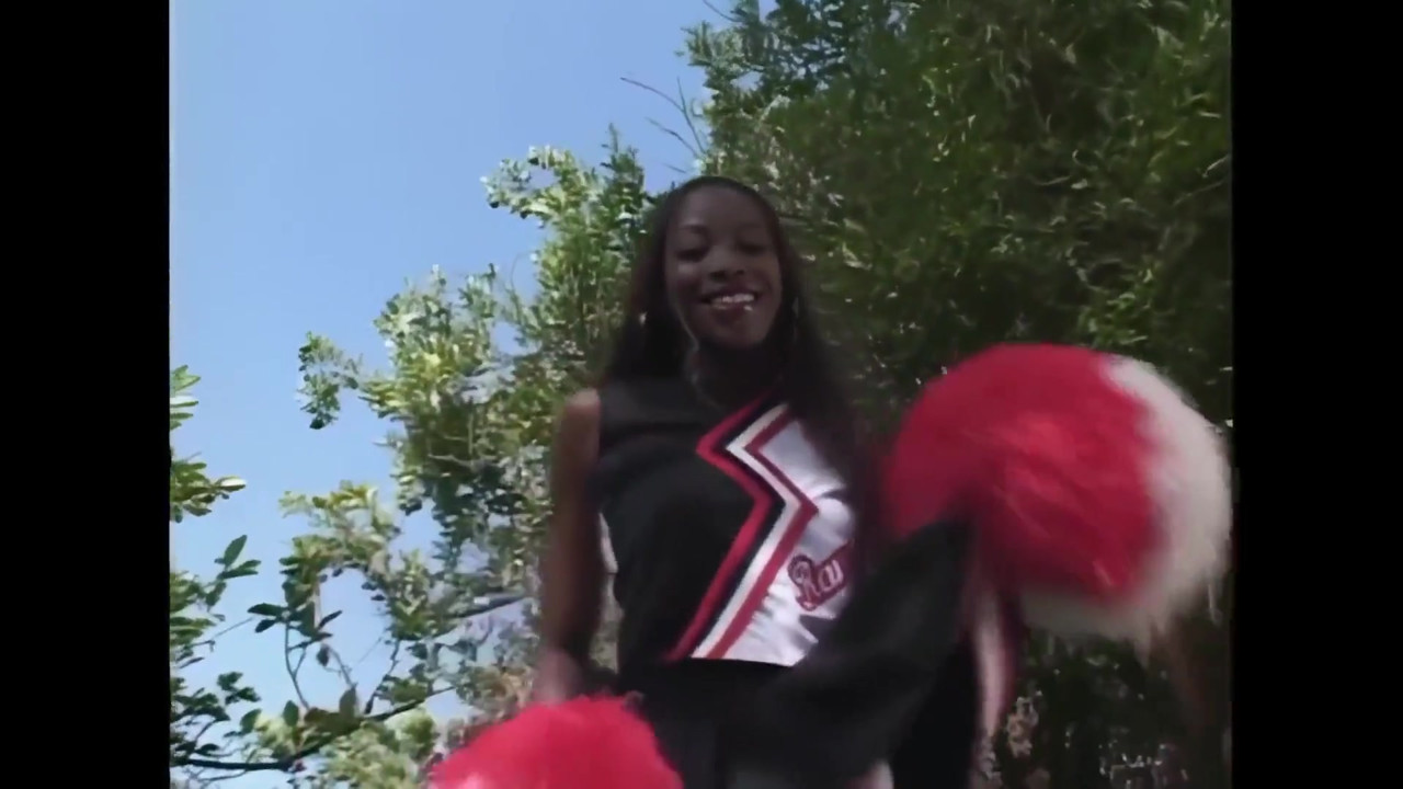 屋外で黒人に黒人でセックス、丸いお尻を狙う