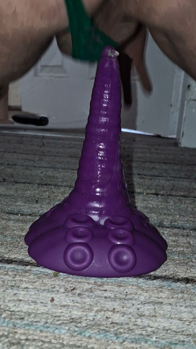 sissy jezdí na malém fialovém monsteru