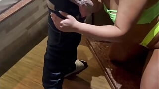 Žena sa mršavim obdarenim momkom