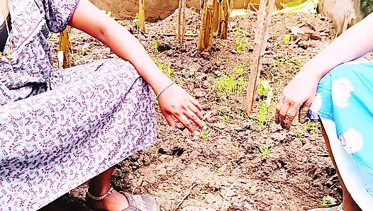 Indische villege dreier. Dorfbildende zimmermädchen-schwestern ficken Grundbesitzer. Telugu dirtytalk.