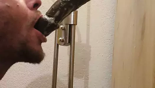 Özensiz tükürük dildo gırtlağına kadar 9
