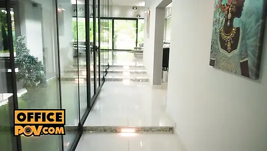 Sophie weber yang lagi bersenang-senang sambil menunggu!