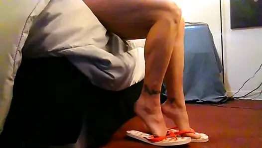 Sepatu hak tinggi ini ditampar sambil bersilang atau flipflop berdiri