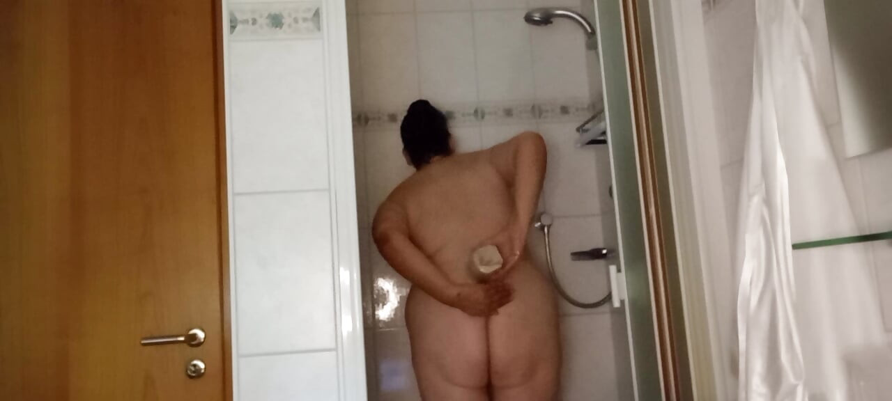 MILF montel matang mandi untuk awak - lobak merah timun semula jadi & flirt Clip2