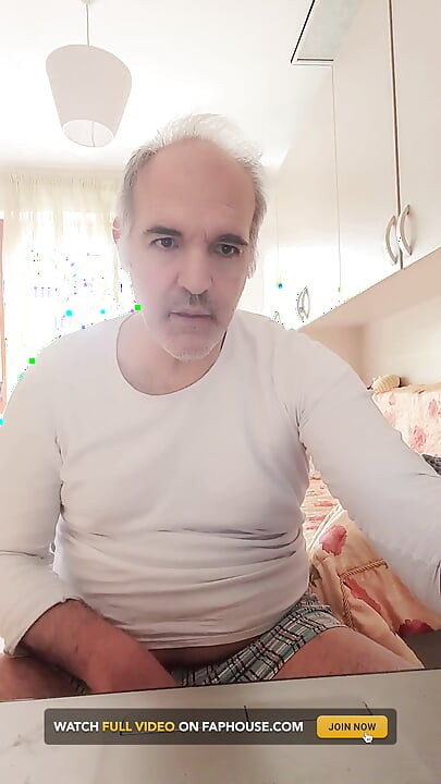 Bố dượng già lợn thủ dâm và xuất tinh làm ướt máy tính xách tay!