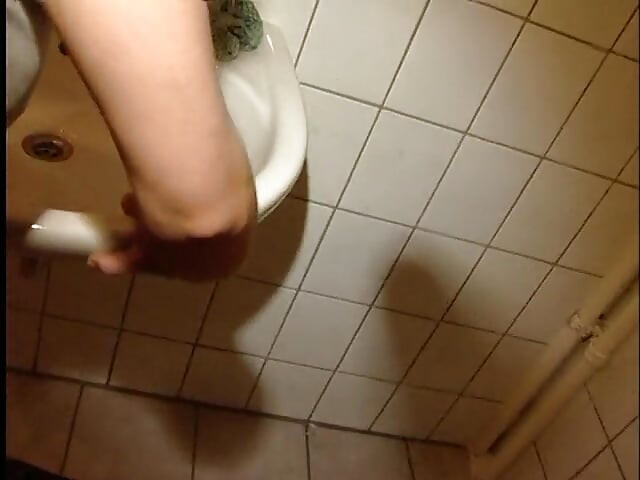 Amateur brünettes teen lutscht großen schwanz und bekommt doggystyle