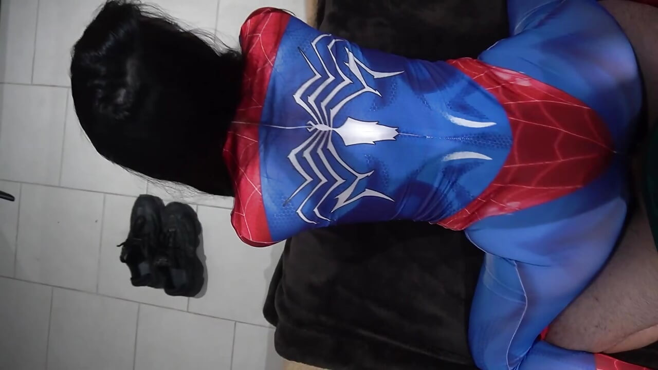 Arkadaşımın kız arkadaşı bu fotoğrafları yüklemeye devam ediyor beni ona istiyor