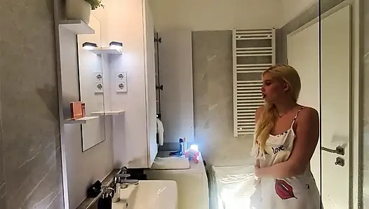 Saten gecelikli süper ateşli seksi sarışın üniversiteli kız banyoda gece için hazırlanıyor