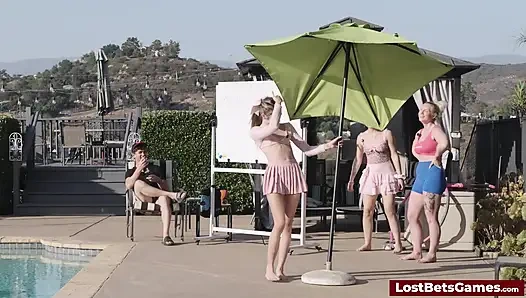 Отжимые тестируют свои силы в этой дикой стриптиз-игре