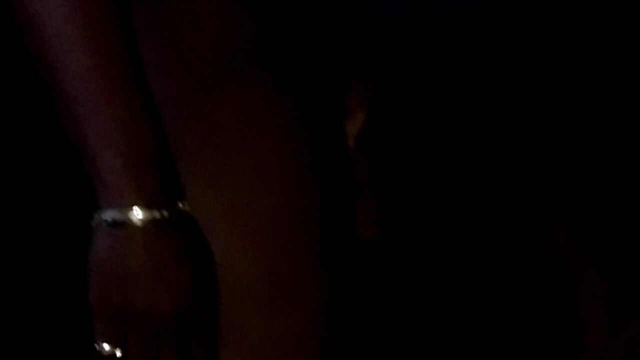 เมียผิวขาวรักการดูดและเย็ดคนแปลกหน้าผิวดําควยใหญ่ผิวดํา