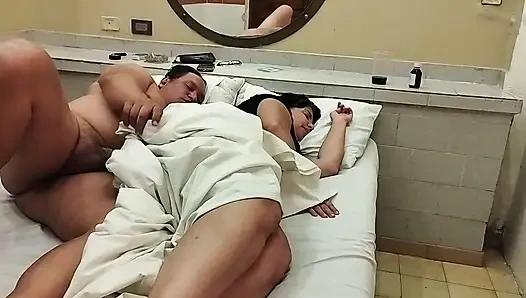 Tek yıldızlı bir otelde dinlenmeye çalışıyorum