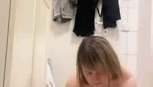 Amputiertes mädchen hat spaß mit ihrem großen dildo
