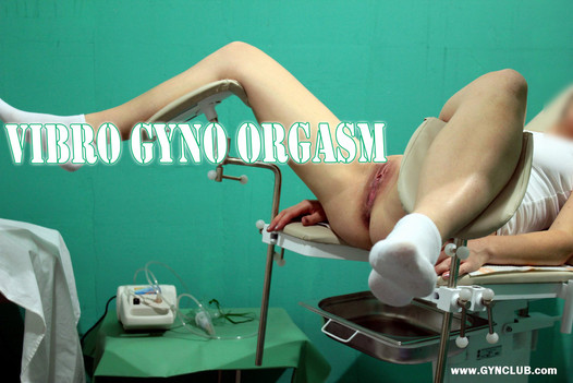 Orgasme op gynostoel (vibrator)