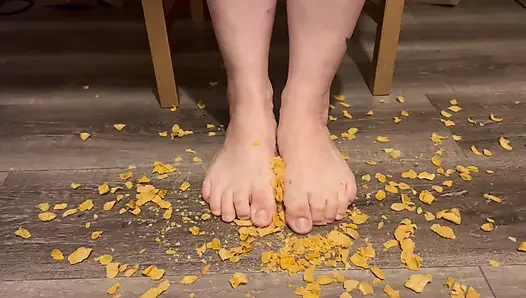 Food Crunching - asmr menginjak sereal dengan kaki jenjang