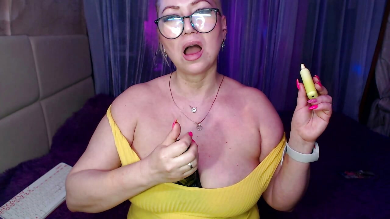 Een rijpe hoer, een webcam-model, zuigt de lul van haar man na privé-sessies met vreemden.!. (32)