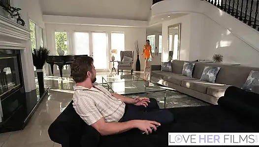 Memek sempit cewek sange rambut cokelat ini dientot habis-habisan sampai mengerang keenakan