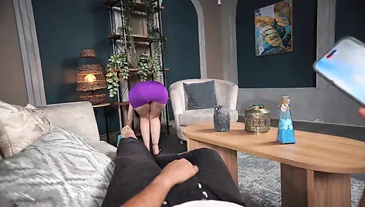 Üvey oğul evde yalnızken götünü gördükten sonra genç üvey annesini sikiyor